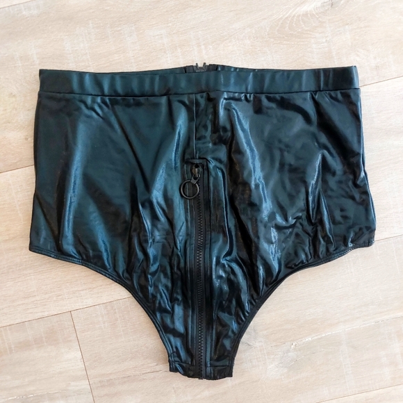 Lovehoney Plus Size Wet Look High-Waisted Panties - 1x/2x (Used for photoshoot) - Picture 3 of 3